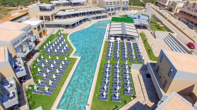 Buitenzwembad van Hotel Kiani Beach Resort op Kreta
