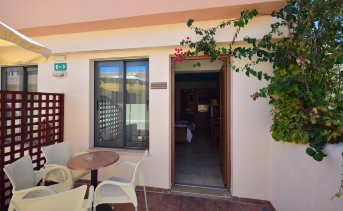 Terras van een tweepersoonskamer van Hotel Kiani Beach Resort op Kreta