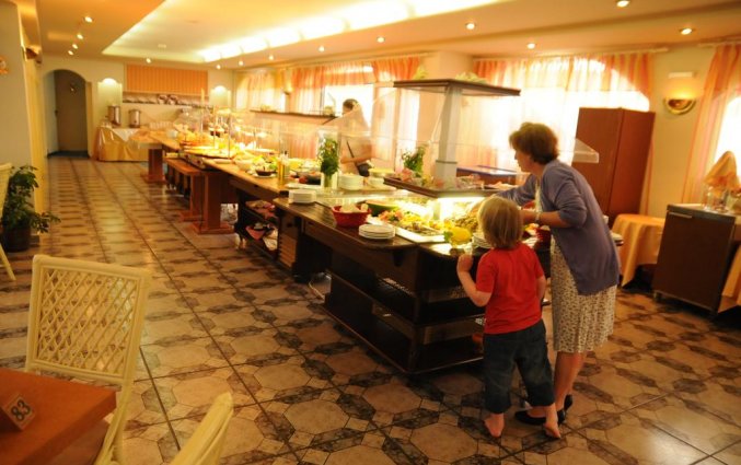 Ontbijtruimte in Hotel Kalyves beach op Kreta