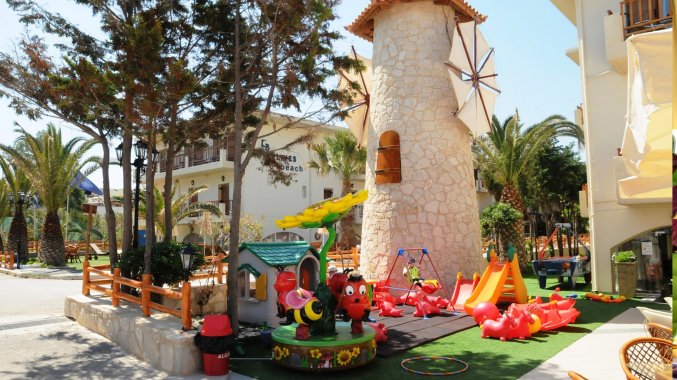 Speeltuin in Hotel Kalyves beach op Kreta