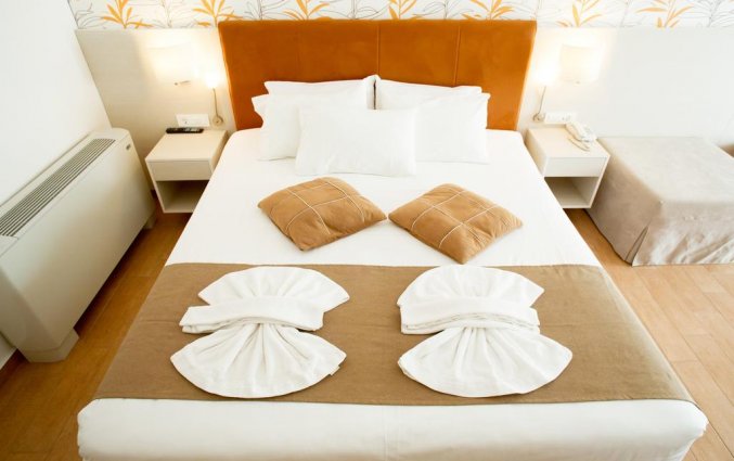 Tweepersoonsbed in Hotel Kalyves beach op Kreta