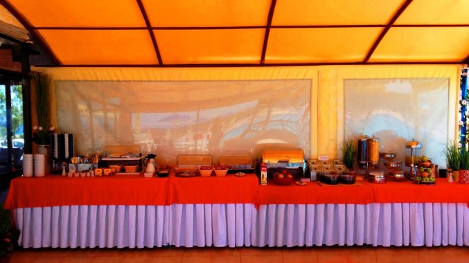 Buffet in het restaurant van Zorbas Hotel Beach Village op Kreta