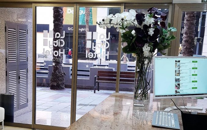 Ingang van hotel La City Mercado in Alicante