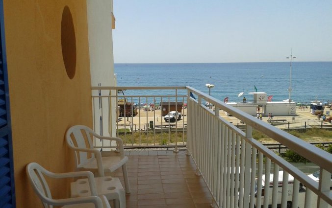 Balkon met zijligings uitzicht op de zee