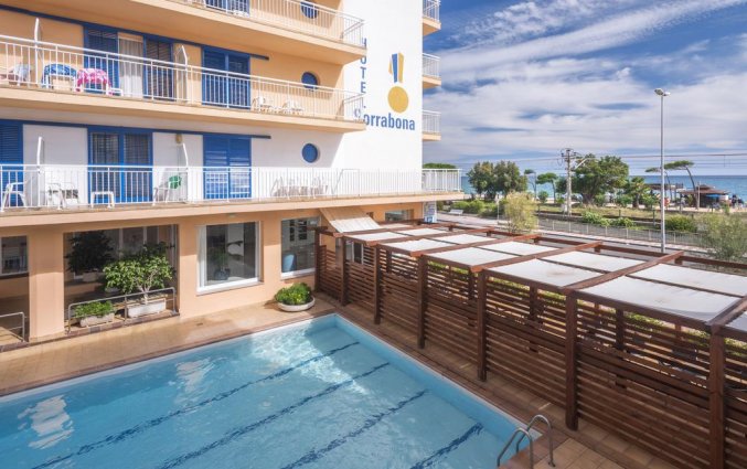 Buitenzwembad van Hotel Sorrabona aan de Costa Brava
