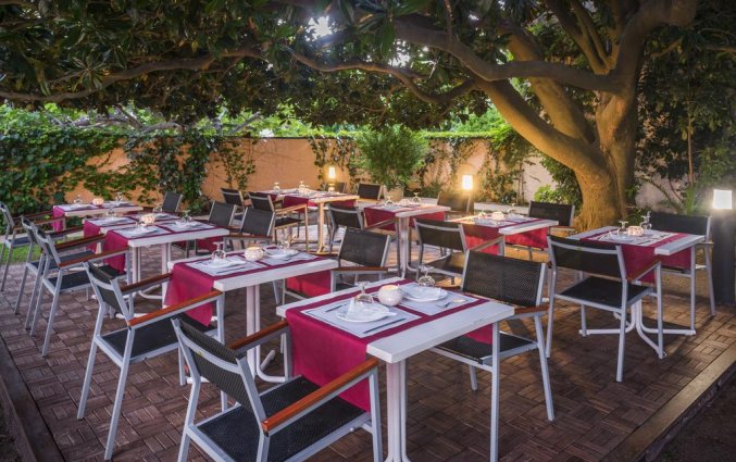 Zitplekken met sfeer in de avond van Hotel Sorrabona aan de Costa Brava