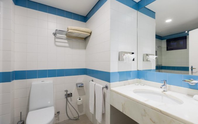 Badkamer van studios of suites in Hotel Terrace Mar Suite op Madeira