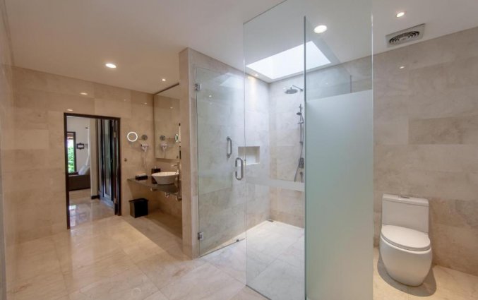 Badkamer van hotel Legian Beach in Bali