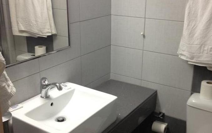 Badkamer van een tweepersoonskamer van Hotel Imperial op Kos