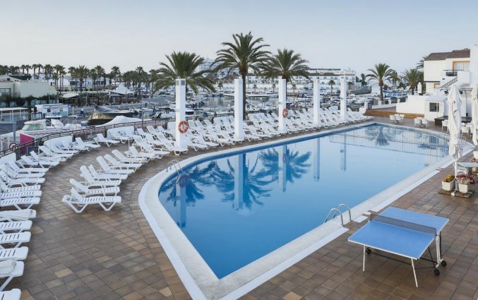 Buitenzwembad en ligbedden van Appartementen Roc Lago Park op Menorca