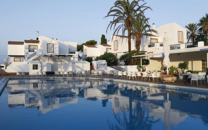 Buitenzwembad van Appartementen Roc Lago Park op Menorca