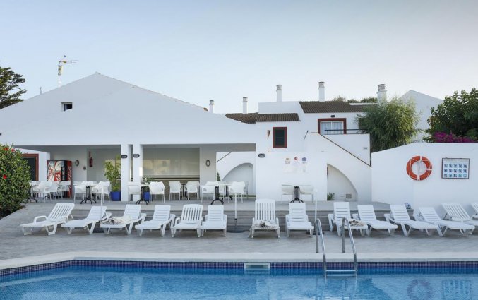 Ligbedden aan het zwembad van Appartementen Roc Lago Park op Menorca