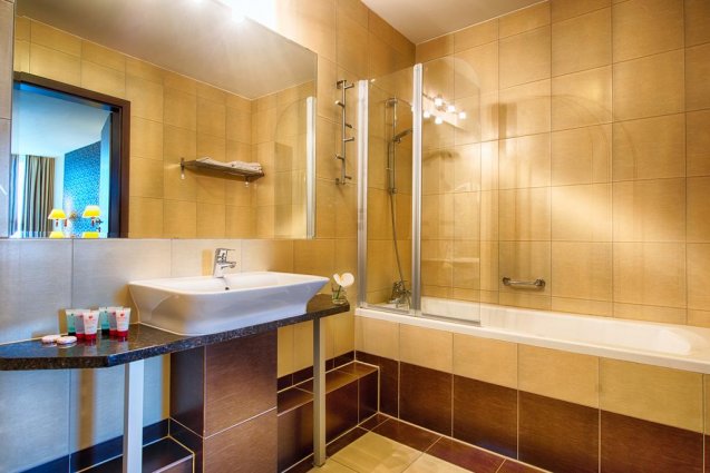 Badkamer van het Leonardo Royal hotel in Warschau