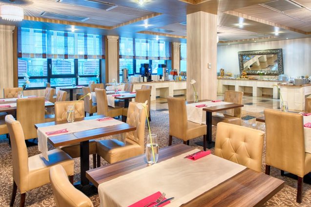 Restaurant van het Leonardo Royal hotel in Warschau