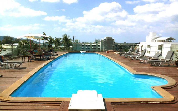Het dakterras met zwembad en bedjes van DAYS INN PATONG BEACH op Phuket