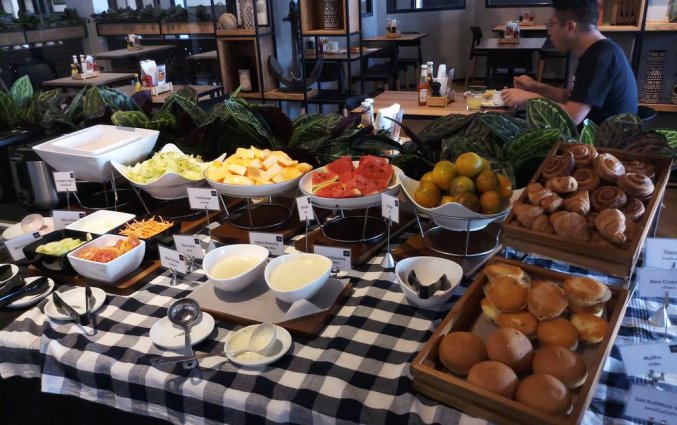 Ontbijtbuffet met broden, fruit en croissants van DAYS INN PATONG BEACH op Phuket