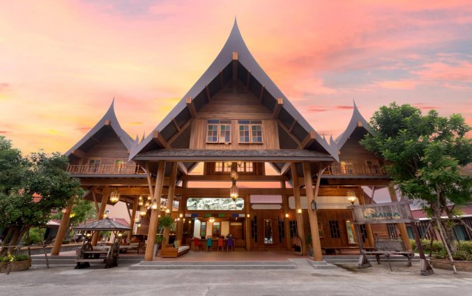 Vooraanzicht Naina Resort & spa