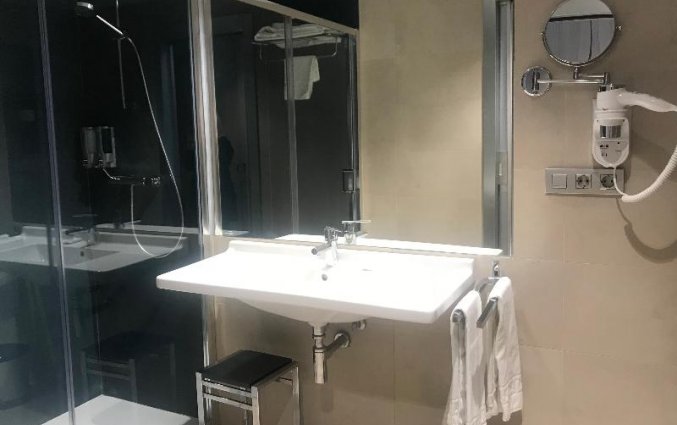 Badkamer van een tweepersoonskamer van Hotel Neptuno in Valencia