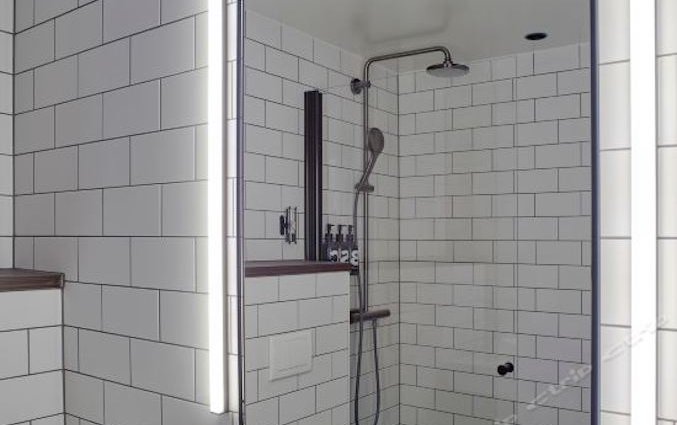 Badkamer van een tweepersoonskamer van Hotel Downtown Camper in Stockholm