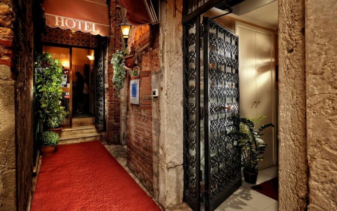 Vooraanzicht van hotel Tinoretto