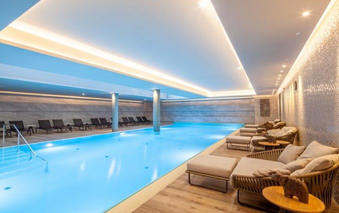 Binnenzwembad van Hotel Titanic Chausee in Berlijn