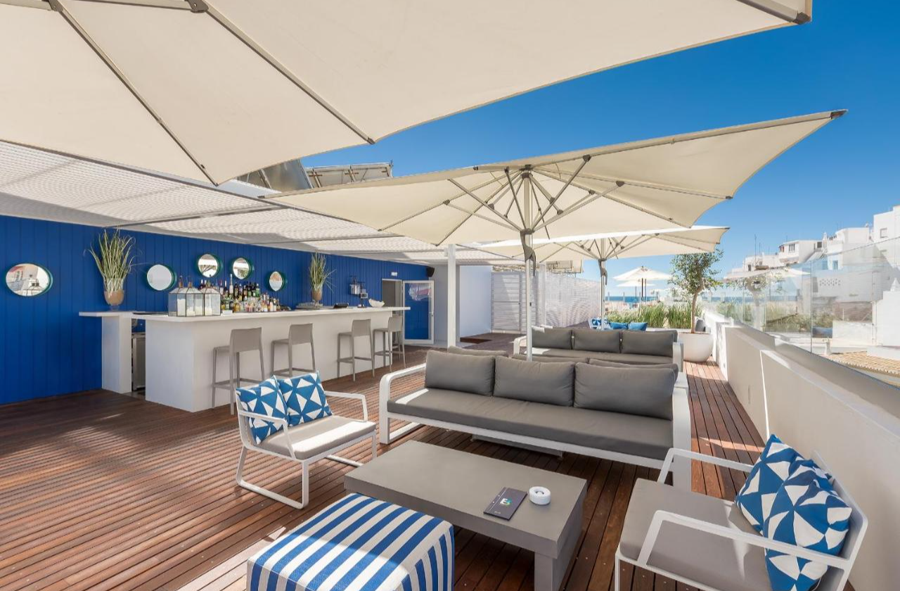 Terras en bar van Hotel Baltum in de Algarve