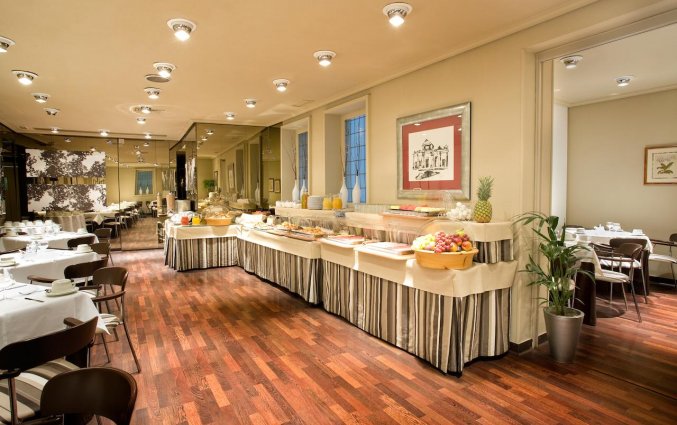 Ontbijtzaal van hotel Opera in Madrid