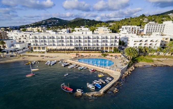 Gebouw van hotel Simbad in Ibiza
