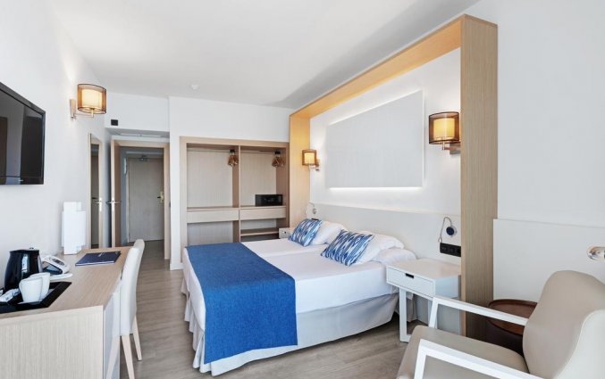 Slaapkamer van hotel THB Los Molinos in Ibiza