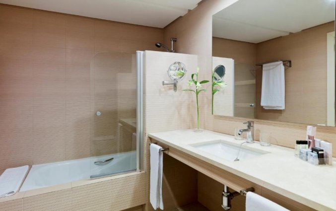 Badkamer hotel H10 Estepona Palace in Costa Del Sol
