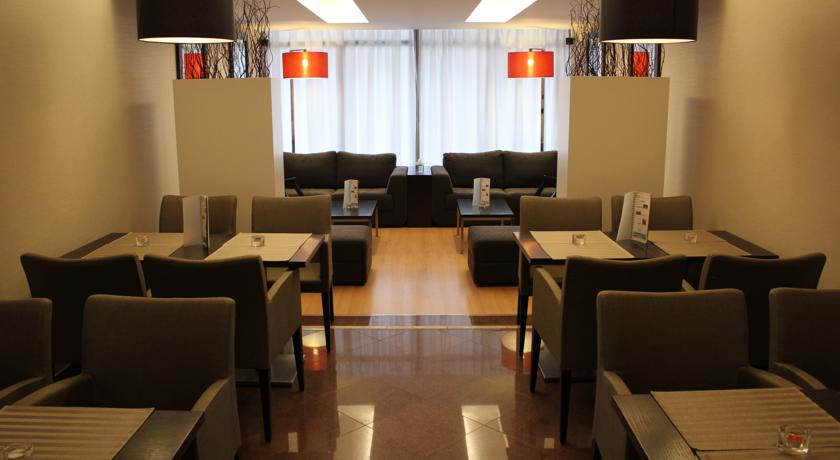 Tafels van de bar van hotel Principe Lisboa stedentrip Lissabon