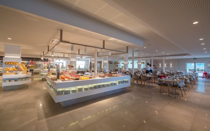 Buffetzaal met stoelen van Taurus Aquapark resort aan de Costa Brava