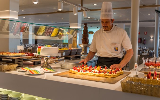 Taartjes van Buffetzaal met stoelen van Taurus Aquapark resort aan de Costa Brava
