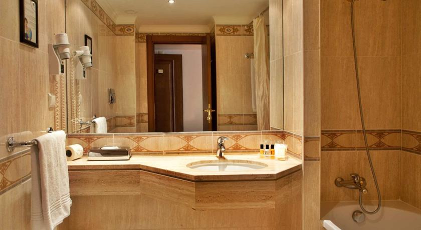 Badkamer van een tweepersoonskamer van Hotel Turim Lisboa in Lissabon