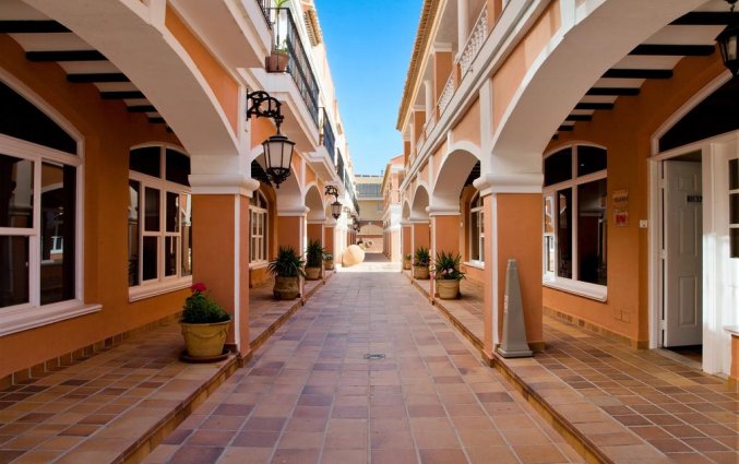 Gangen van hotel Lloyds Beach Club in Alicante