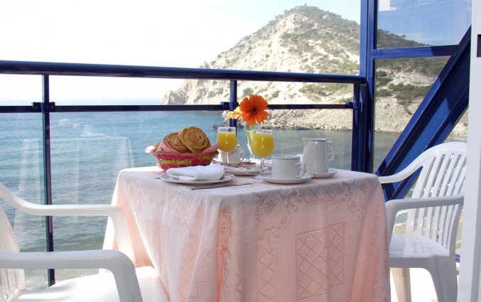 Balkon van hotel La Cala in Alicante