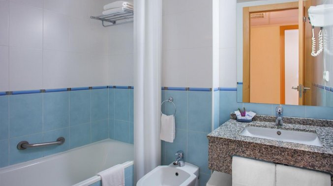 Badkamer van hotel Primavera Park in Alicante