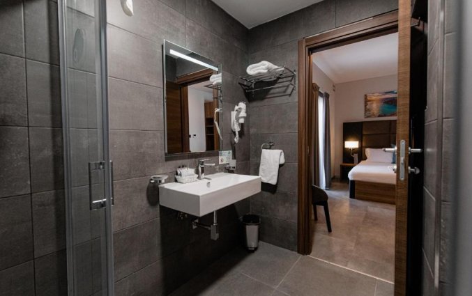 Badkamer in de hotelkamer van Pebbles Resort St. Paul's Bay