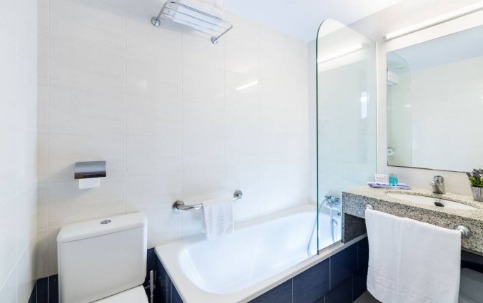 Badkamer van een appartement van ApartHotel Costa Encantada in de Costa Brava