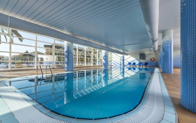 Binnenzwembad van ApartHotel Costa Encantada in de Costa Brava