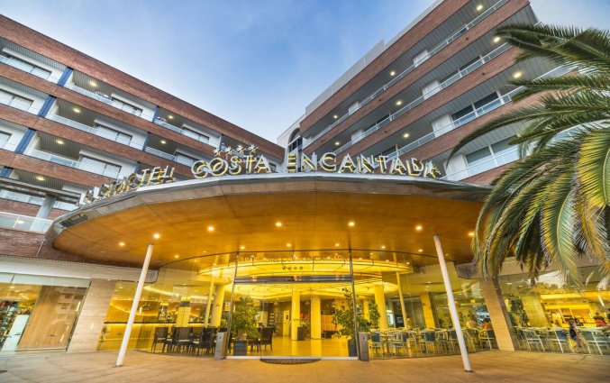 Voorkant van ApartHotel Costa Encantada in de Costa Brava