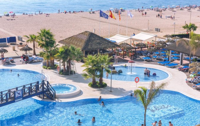 Tuin met zwembad en het strand bij Hotel Tahiti Playa in de Costa Brava