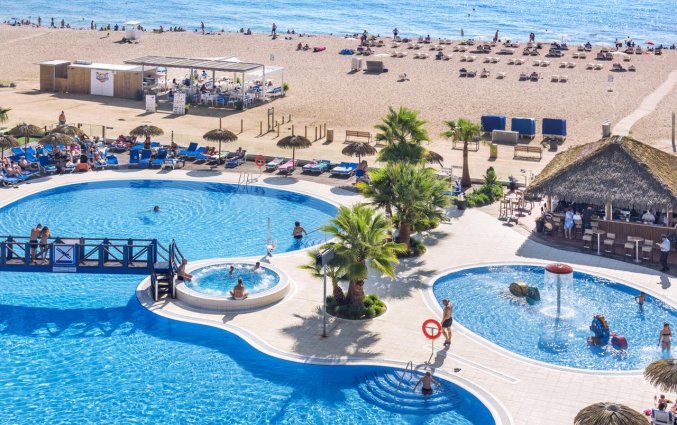 Uitzicht op het strand vanaf Hotel Tahiti Playa in de Costa Brava