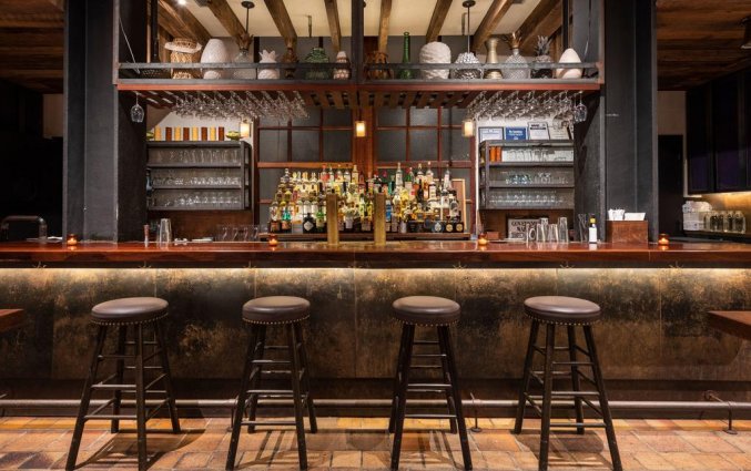 Bar met stoelen hotel Pod New York