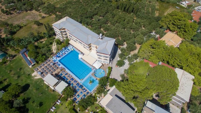 bovenaanzicht hotel Koukounaria in Zakynthos