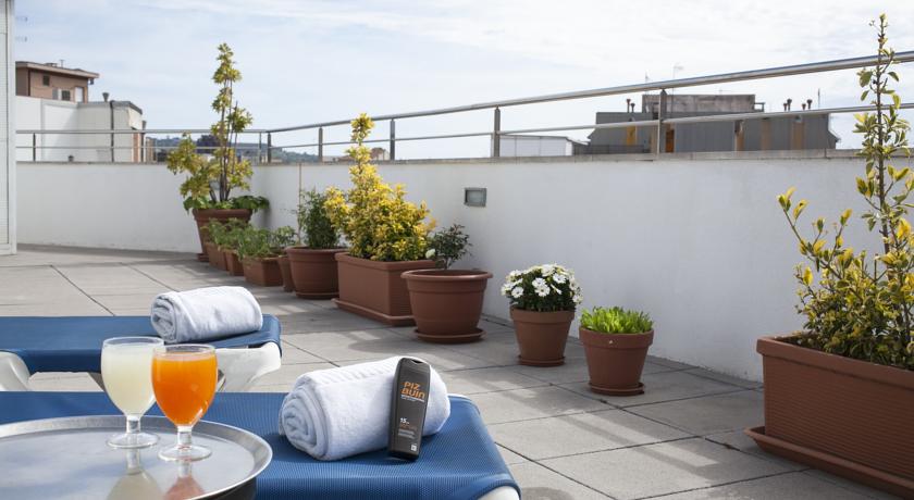 Dakterras met zonneterras van Hotel Aranea in Barcelona