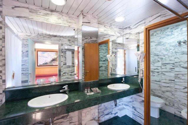 Badkamer van een tweepersoonskamer van Hotel Catalonia Park Güell in Barcelona