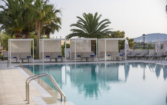 Zwembad van Hotel Tomir Portals Suites op Mallorca