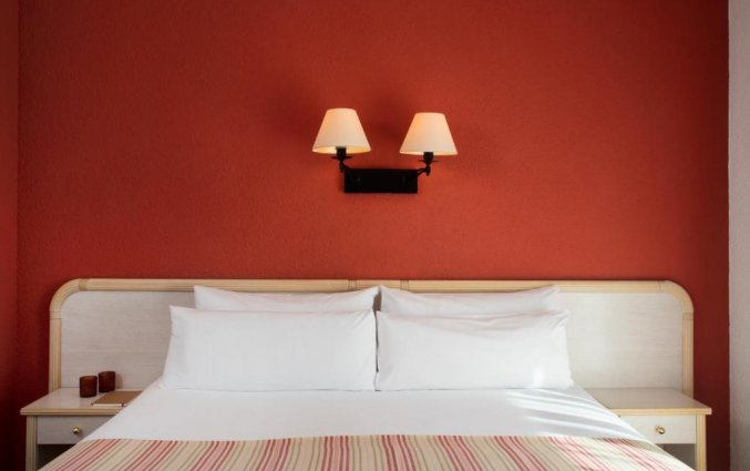 Tweepersoonsbed in kamer van Hotel Luna Park & Spa