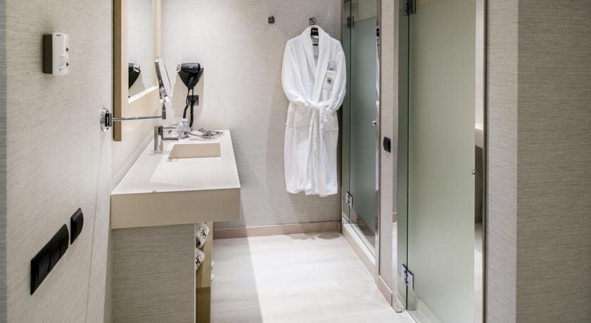 Badkamer van een tweepersoonskamer van Hotel Catalonia Sagrada Familia in Barcelona